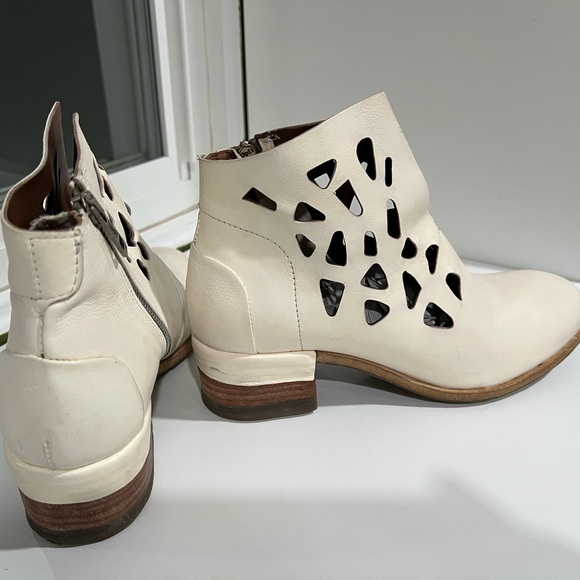 AS98 Ivory CutOut Ankle Boots 38/8 - Picture 15 of 16